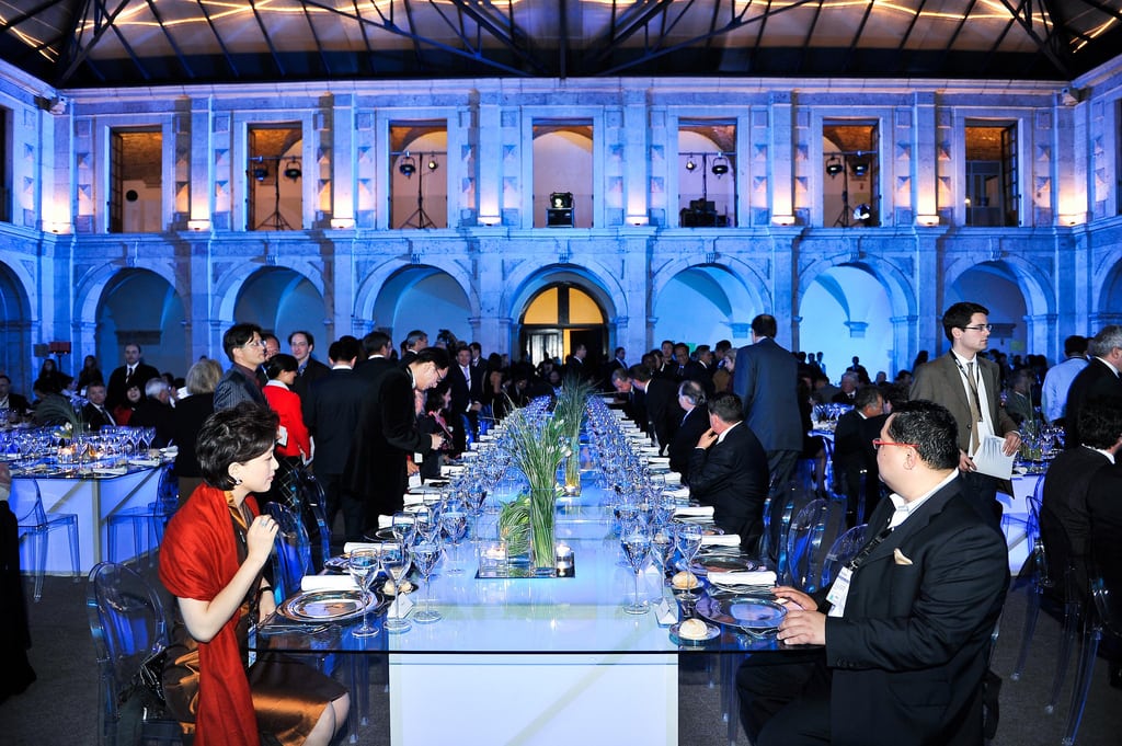 Participants prepare for the welcome dinner at the Horasis Global China Business Meeting 2009. 