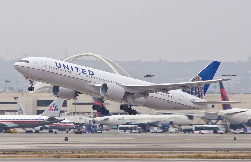 A United Airlines at takeoff.