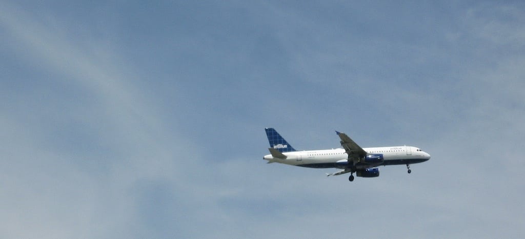JetBlue Airbus A320 on final approach to ruwnay 13L at New York JFK International Airport.