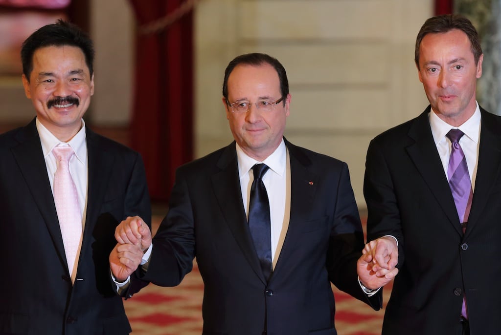 Fabrice Bregier (R), Airbus President and Chief Executive Officer, Rusdi Kirana (L), Lion Air Chief Executive Officer, and French President Francois Hollande (C) pose after a signing ceremony at the Elysee Palace in Paris, March 18, 2013. Reuters