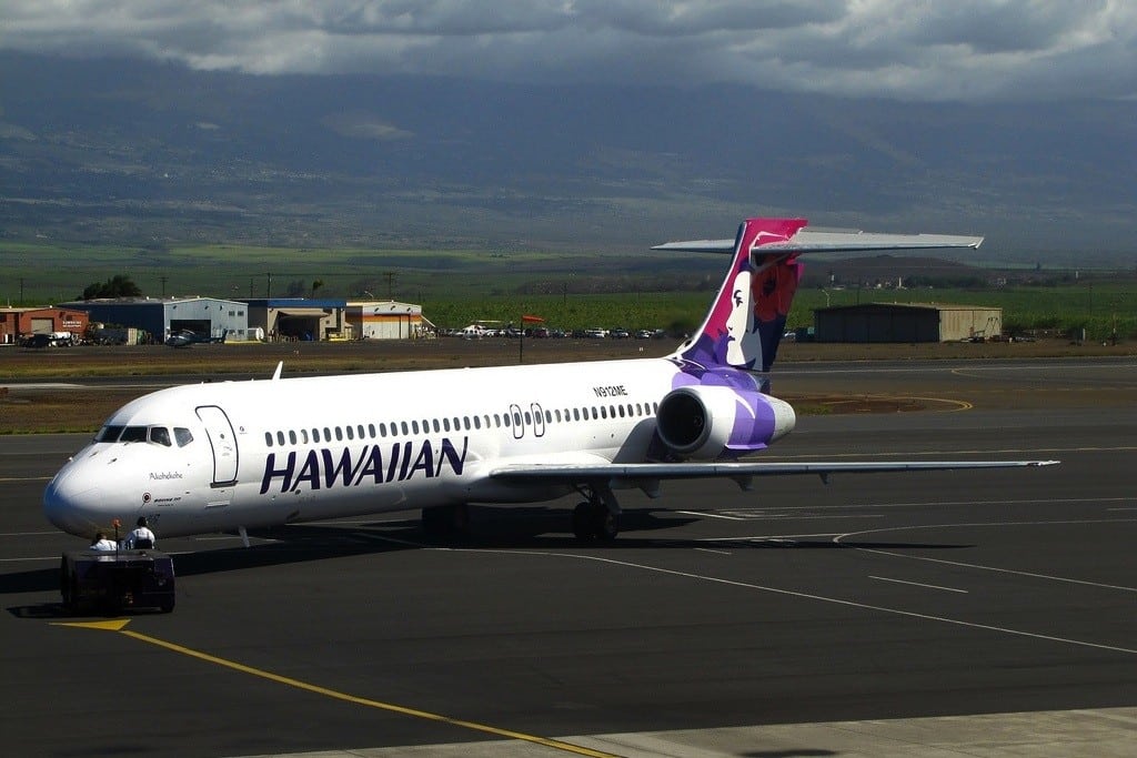 A Hawaiian Airlines Boeing 717 sits at Kahului Airport. 