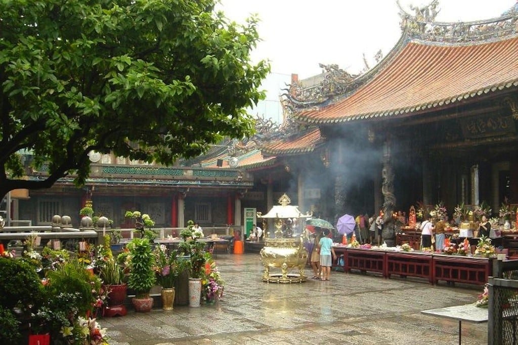 Built in 1738, the Longshan Temple features a roof with multiple eaves and exquisitely carved pillars and beams. Listed as a Class 2 historical site, it is the best preserved temple of its time in Taiwan. 