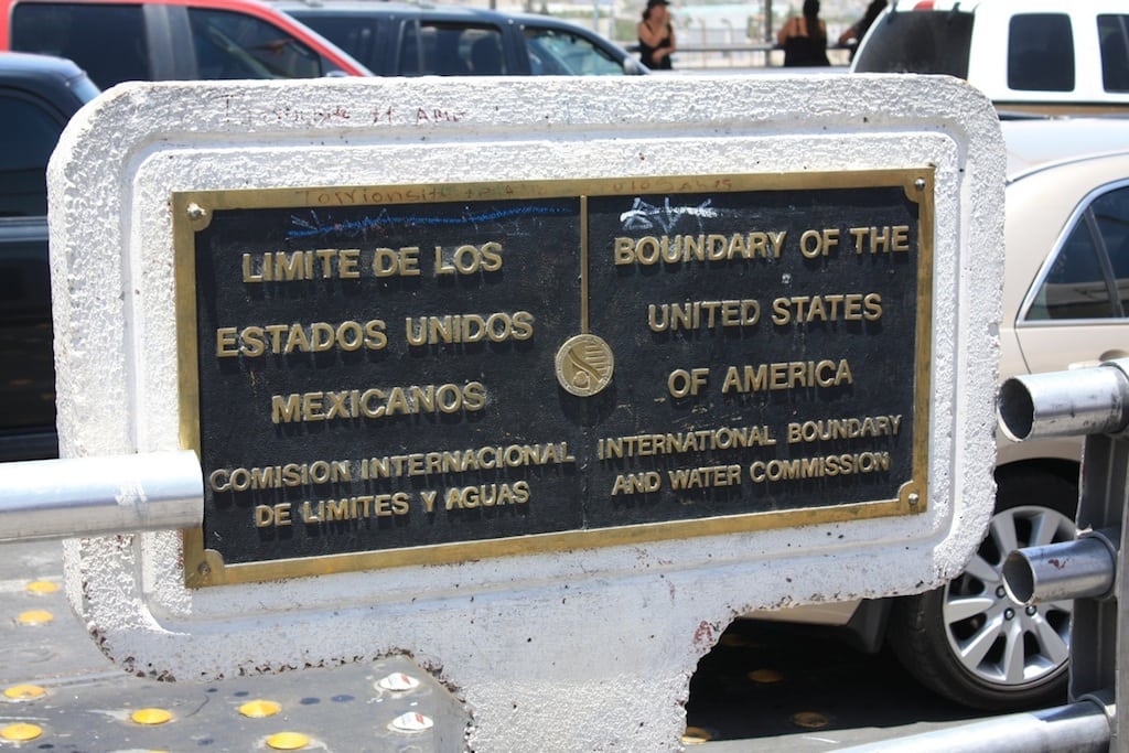 A sign at the border of Ciudad Juárez, México and El Paso, Texas. 
