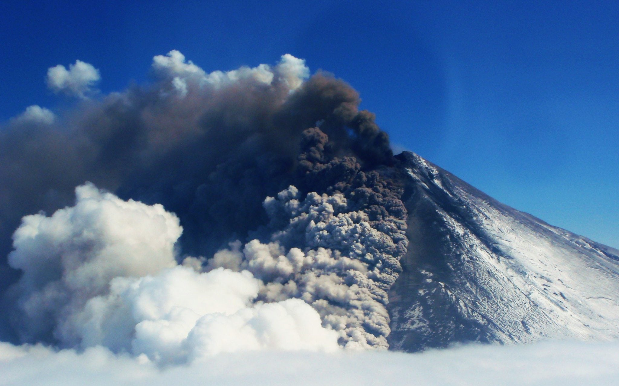 Alaska volcano's ash prompts flight cancellations. 