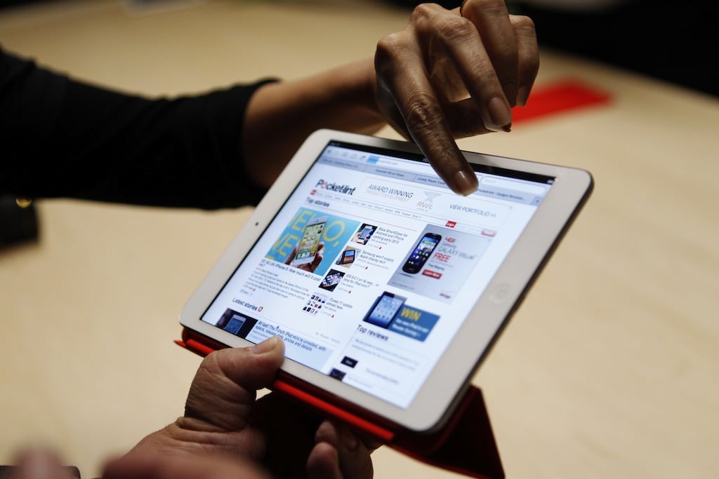 Visitors look over the new iPad mini at an Apple event in San Jose, California October 23, 2012. 