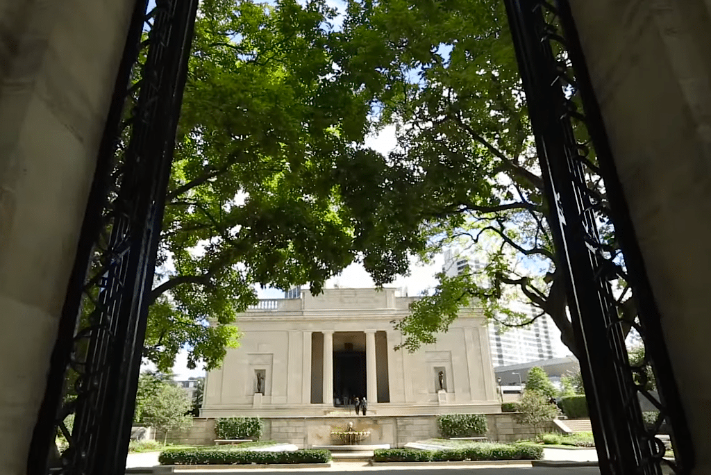 The front of the Rodin Museum is seen through to iron gates. 