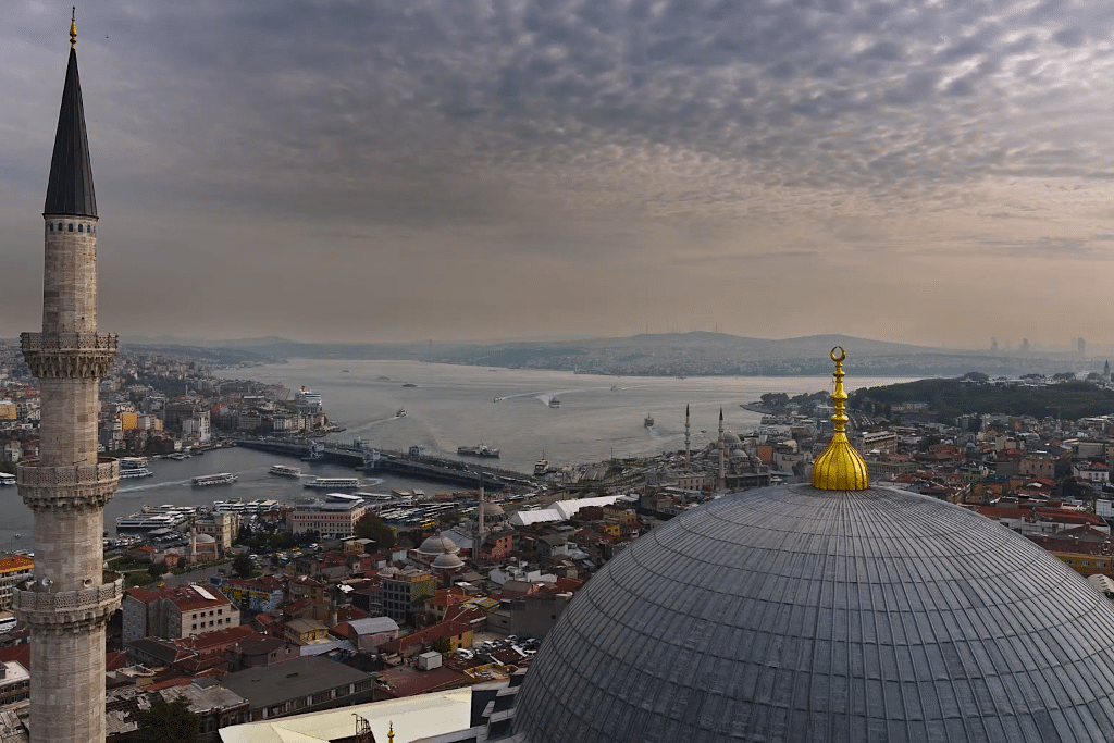 Turkish Airlines creates a tribute to Istanbul's beautiful architecture. 
