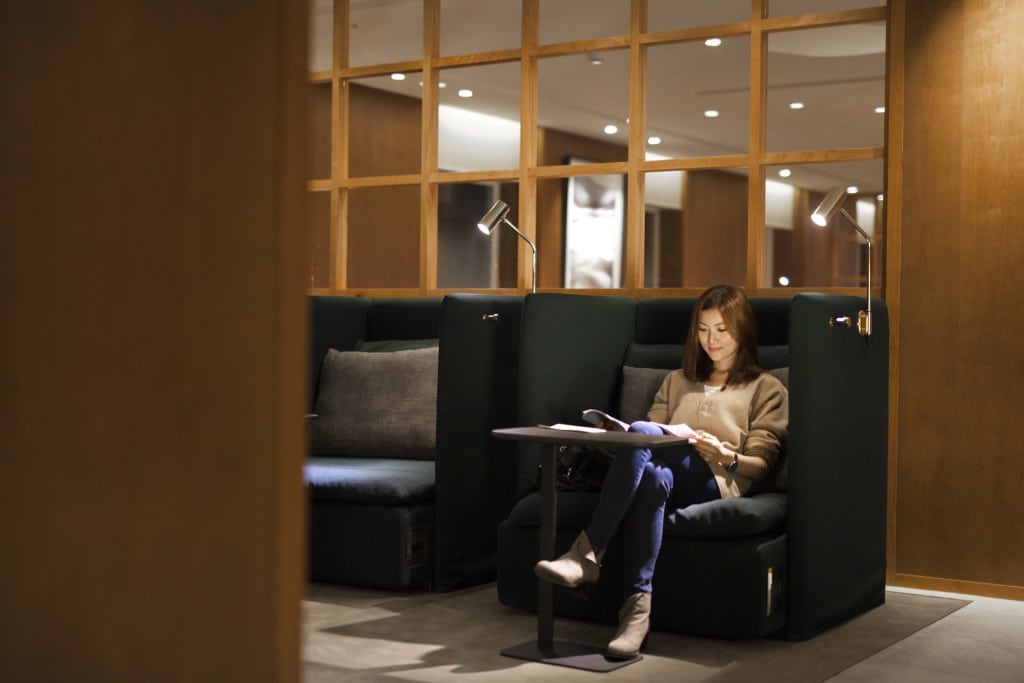 The Taipei lounge is the first to feature Cathay Pacific’s new Solo Chair. This spacious seat is equipped with a side table, reading lamp and a coat hook, and provides passengers the flexibility to either curl up and relax or catch up on last-minute emails prior to boarding a flight.