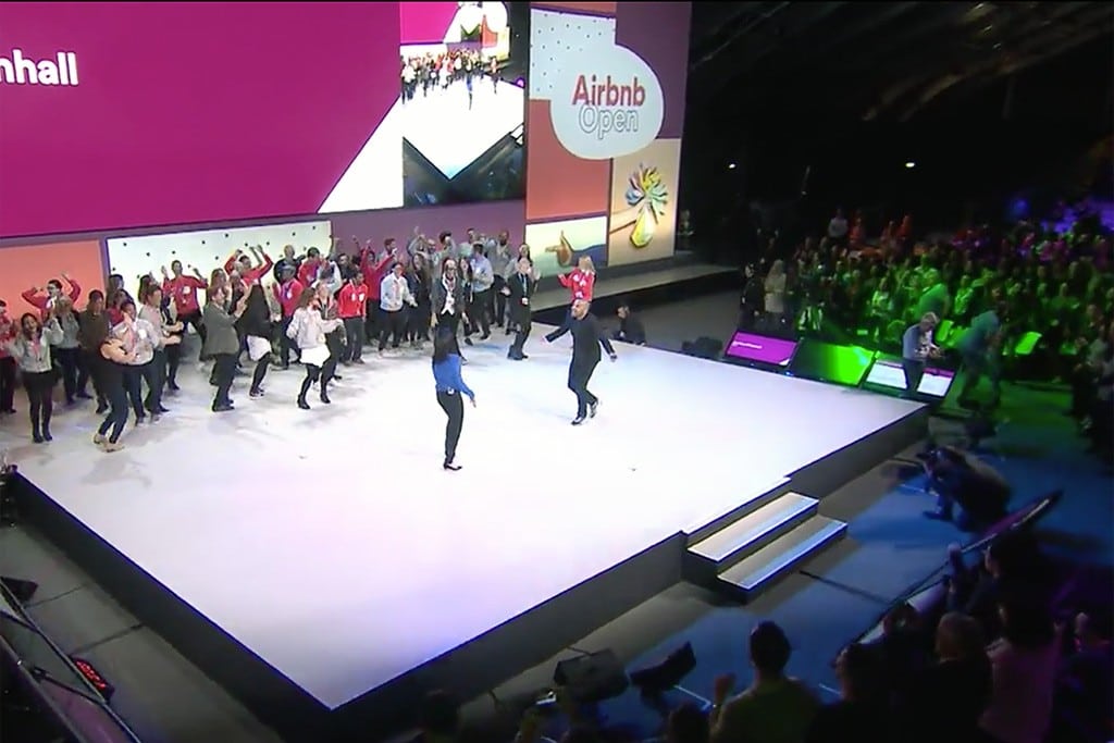 Airbnb CMO Jonathan Mildenhall leads 5,000 Airbnb hosts in a group dance at Airbnb Open 2015.