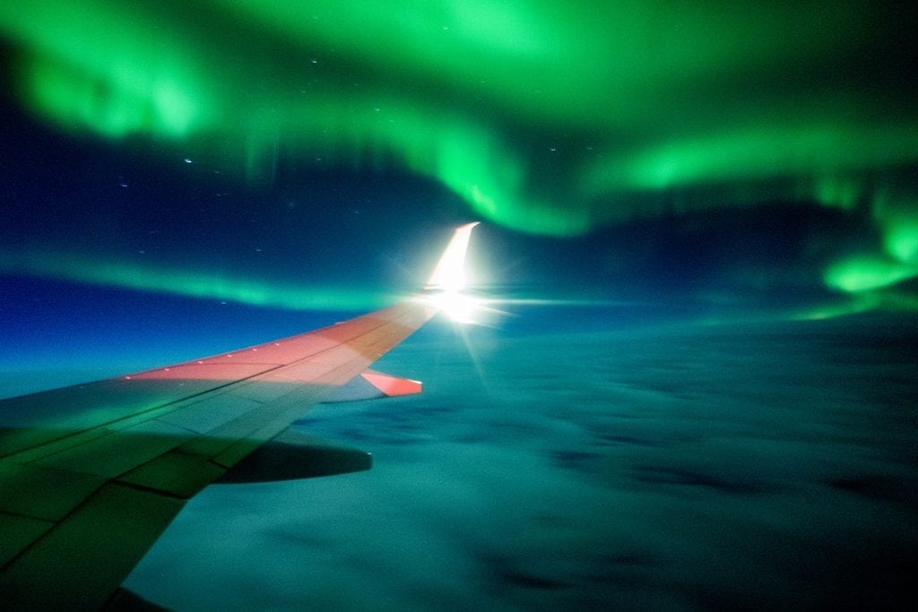 Airlines are flying over the North Pole more often for routes, which increases exposure to cosmic radiation. The photo shows the aurora borealis, a natural electrical phenomenon characterized by the appearance of streamers of reddish or greenish light in the sky, that is not cosmic radiation but is visible, unlike radiation.