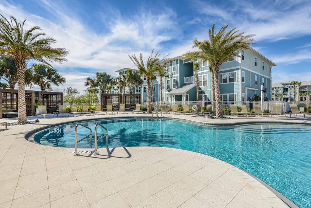 The residents of Domain Apartments in Kissimmee, Florida, just outside Orlando, were just recently informed that their apartment complex would become an "Airbnb-friendly" Niido Powered by Airbnb building.