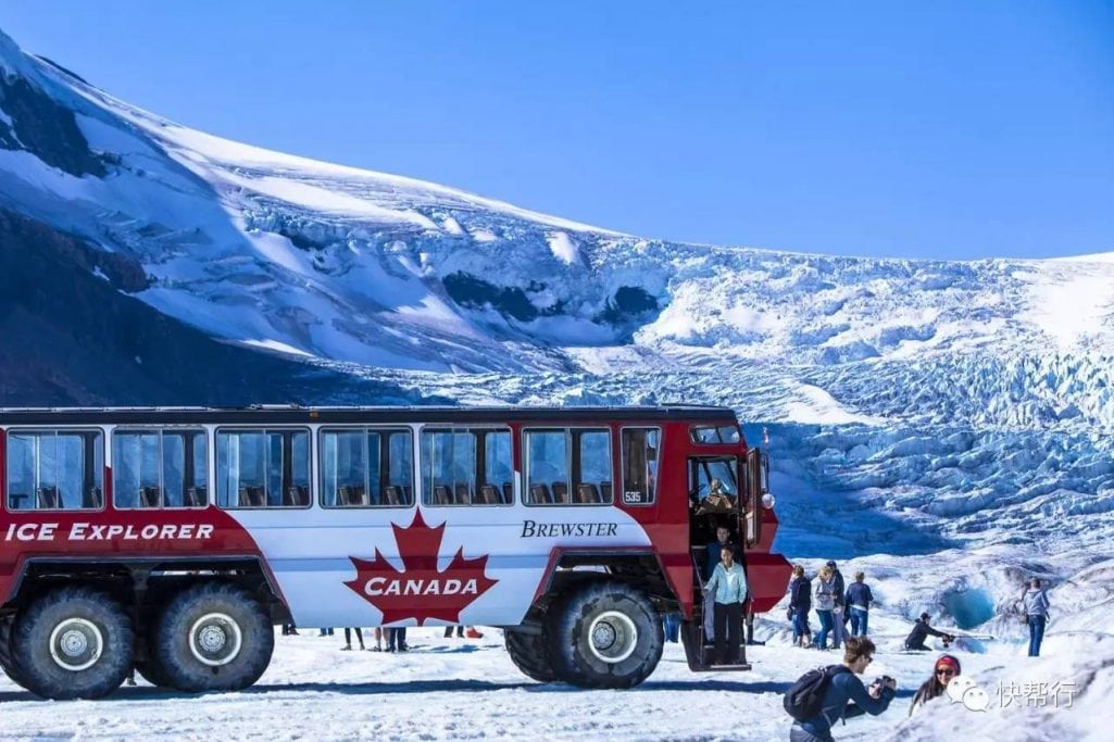 The Columbia Icefield is the largest ice field in the Canadian Rocky along the border of British Columbia and Alberta, Canada. It's one of the places you can visit on a tour bookable through the agency KuaiBangXing.