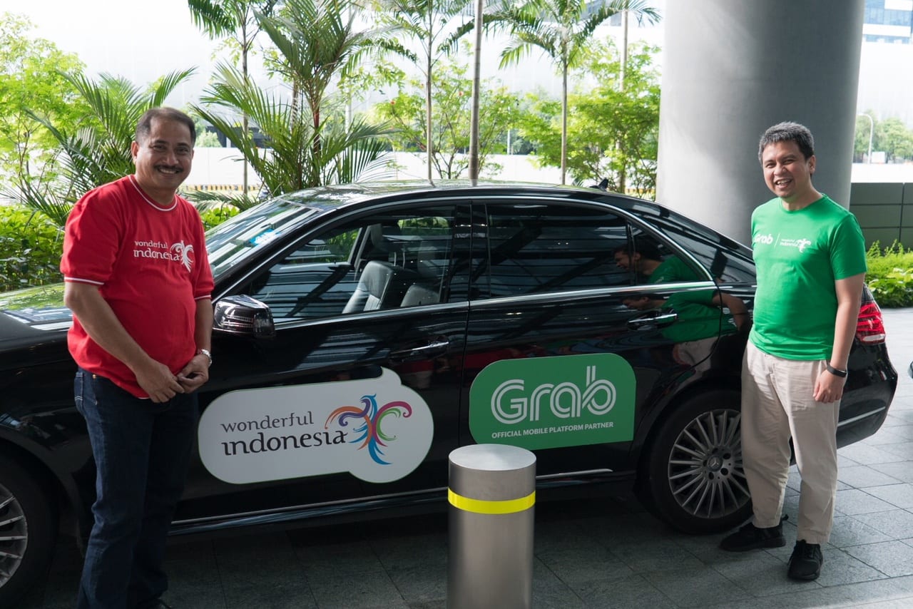 Indonesia's tourism minister Arief Yahya (left) with Grab's managing director Indonesia Ridzki Kramadibrata launching the partnership in Singapore. Source: Grab 