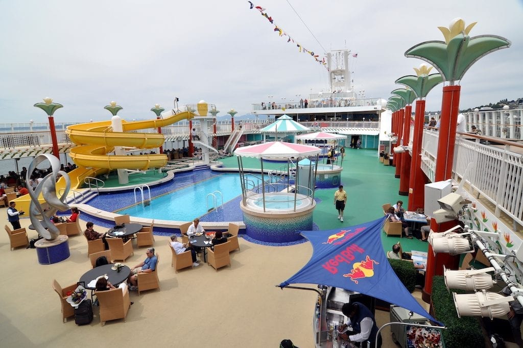 The pool deck of the Norwegian Pearl 