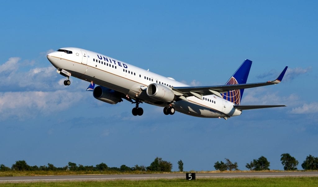 A United 737 900er takes off. United in October changed its 2020 loyalty program, bumpingbup the annual spend requirements for top-tier status dramatically.