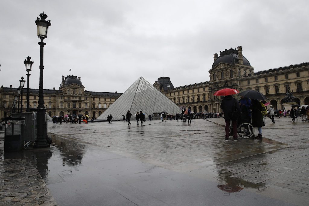 The Louvre museum has now reopened. 