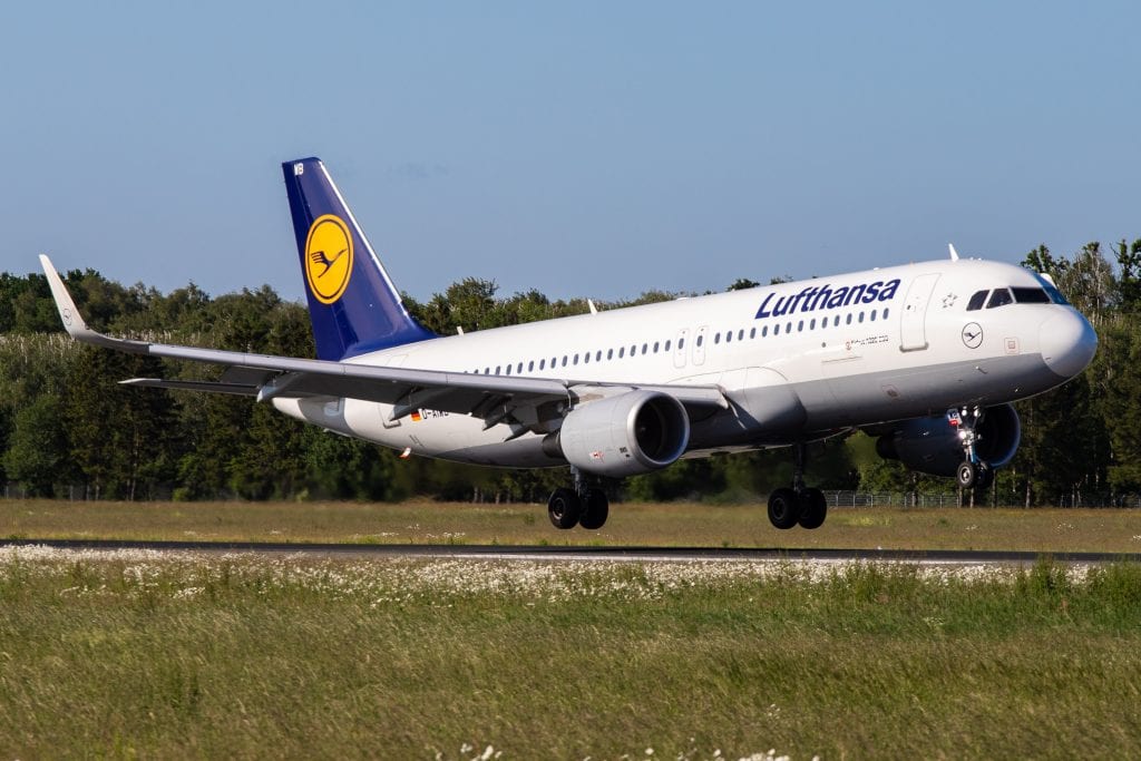 A Lufthansa aircraft approaches Hamburg Airport.