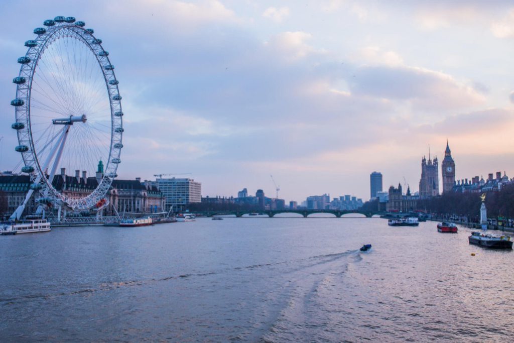 lastminute.com sponsor london eye wheel source jumpstory