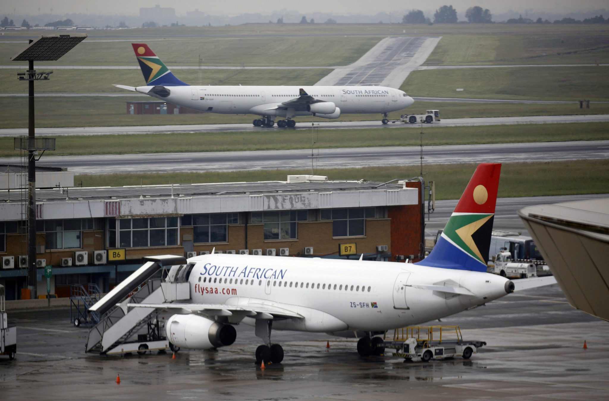 South African Airways will stay out of stricter government control. 