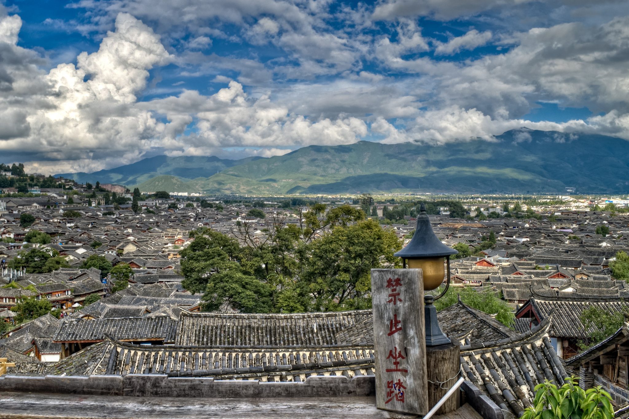 Flights from Beijing to popular tourist destination Lijiang, a small city in China's Yunnan Province, are selling out according to travel service provider Qunar.com.