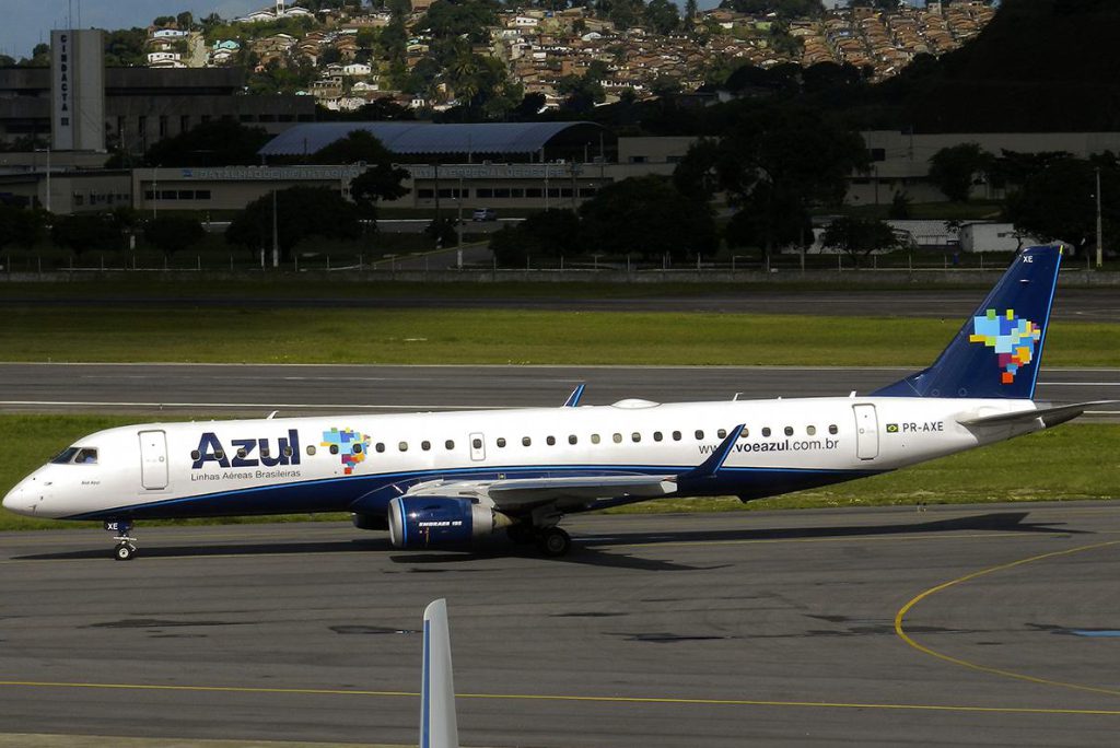 An Azul Linhas Aéreas Brasileiras Embraer ERJ-195AR (ERJ-190-200 IGW) on the runway in 2015.