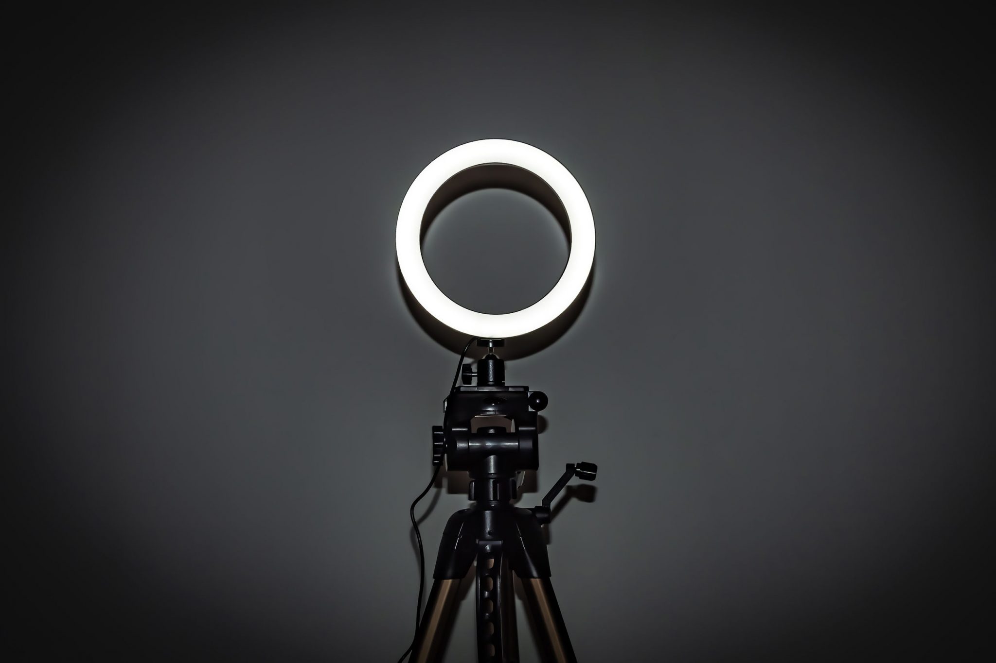 A light ring that comes to define preparation for virtual events. 