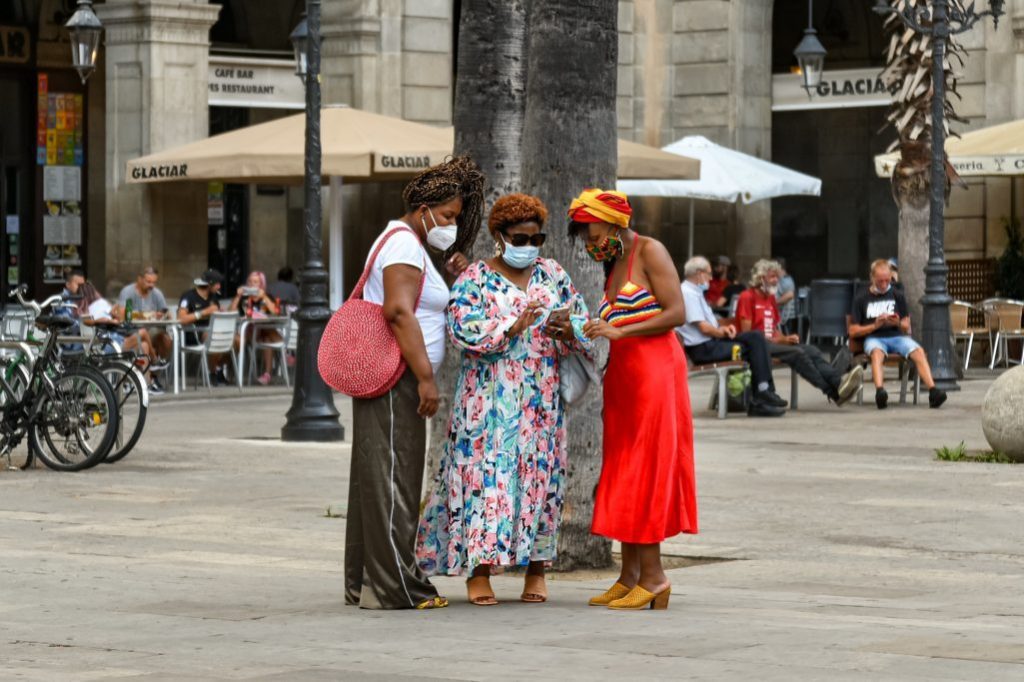 Three Black Female Tourists in Barcelona with Masks_FlickrCommons_Jorge Franganillo