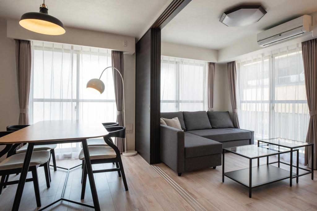 A one-bedroom short-term rental managed by H2O Hospitality in Osaka, Japan. H2O Hospitality is a startup in Japan and Korea that manages lodging on behalf of owners with its tech-led system, cutting fixed costs.