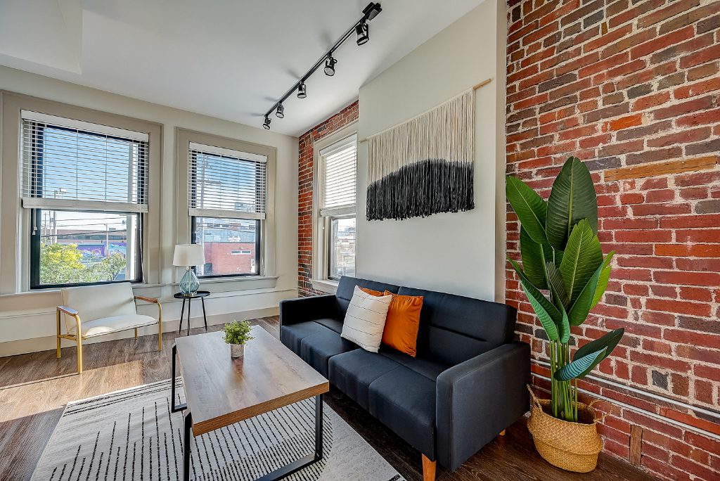 A short-term rental apartment with hotel-style amenities bookable in Columbus, Ohio, from Frontdesk-managed vacation rental. The company secured additional financing.  