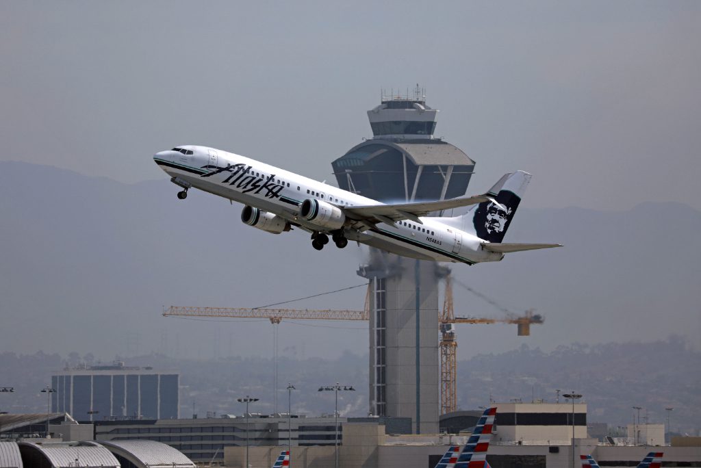 Alaska Airlines N548AS plane taking off from Los Angeles Airport. The carrier is using artificial intelligence from a startup called Flyways to enhance the efficiency of its flight operations strategy.
