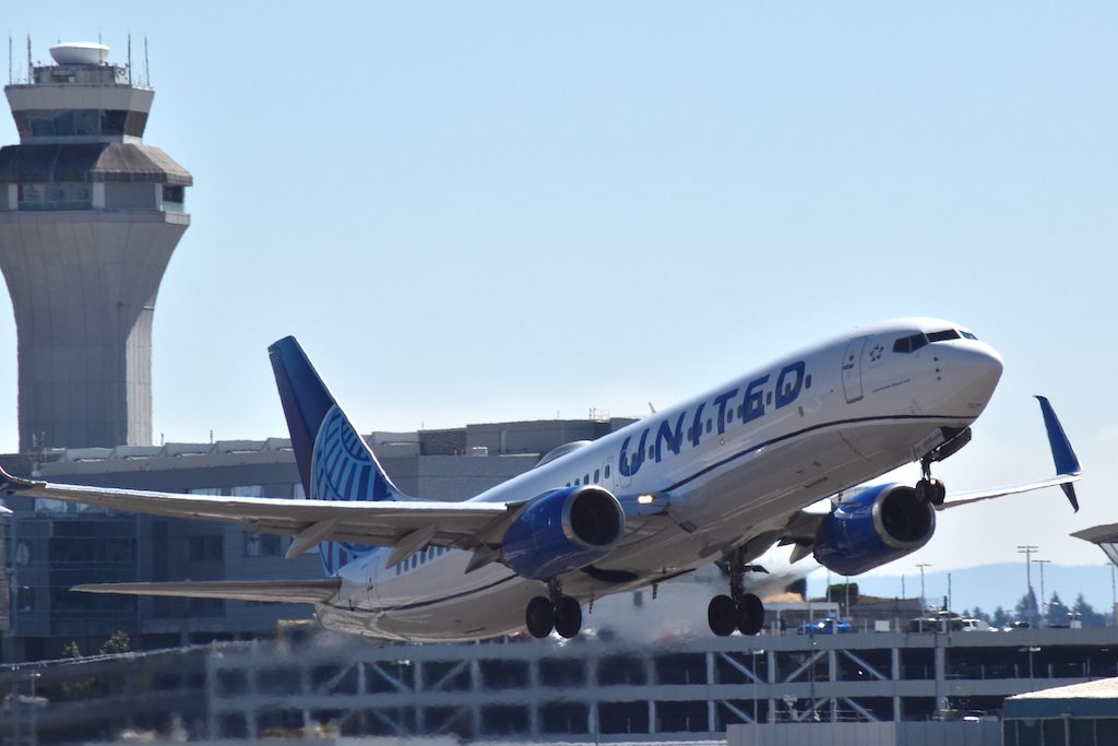 United Airlines 737 taking off