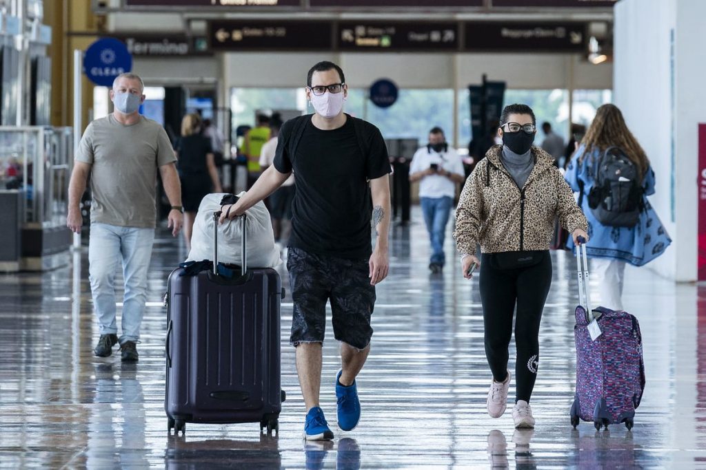 Travelers at Reagan National Airport