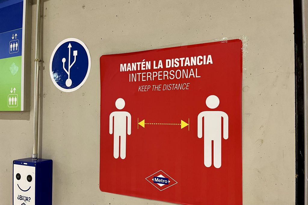 A warning sign promoting social distancing at Madrid’s airport Metro station. 
