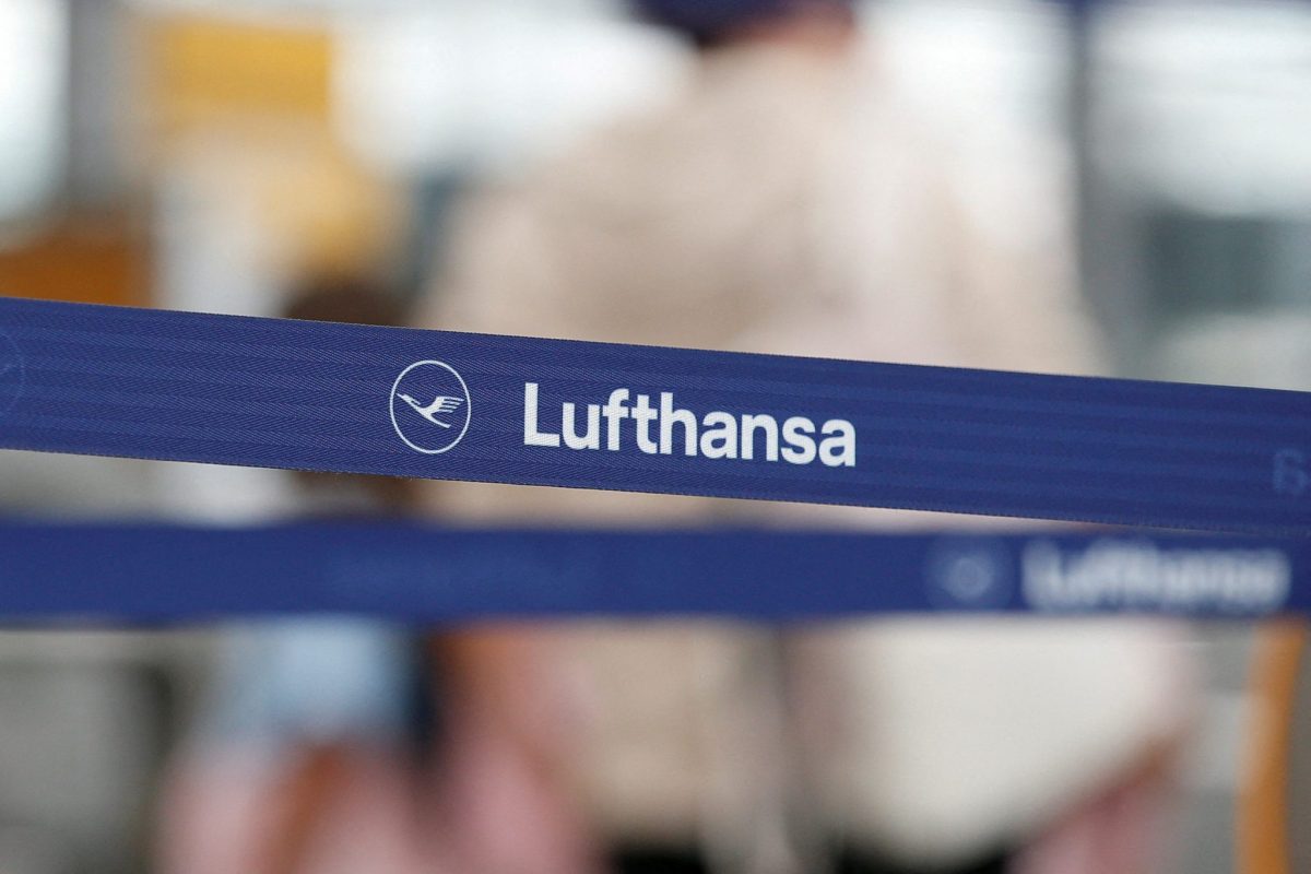 Logo of Lufthansa is seen as passengers wait at Munich Airport during a warning strike staged by Lufthansa ground staff over 9.5 % pay claim by Germany's public sector workers union Verdi in Munich, Germany July 27, 2022. 