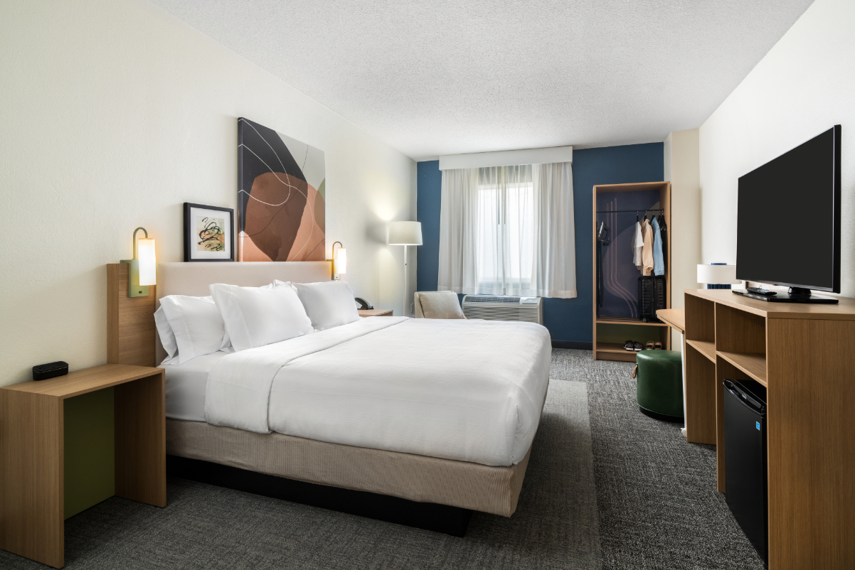A single king guest room prototype for new brand Spark by Hilton. Source: Hilton.