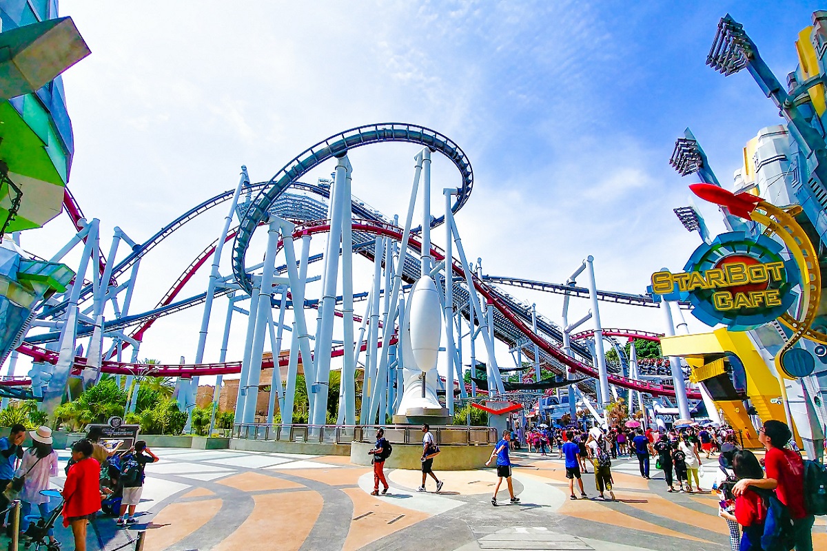 People enjoying a theme park experience. Source: Ian Romie Ona, Unsplash