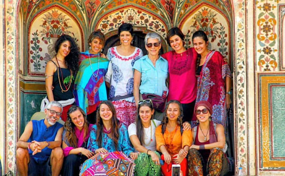 Female travelers visiting India has increased to 49 percent. KANNELIL / Foreign tourists in Amer Fort, Jaipur