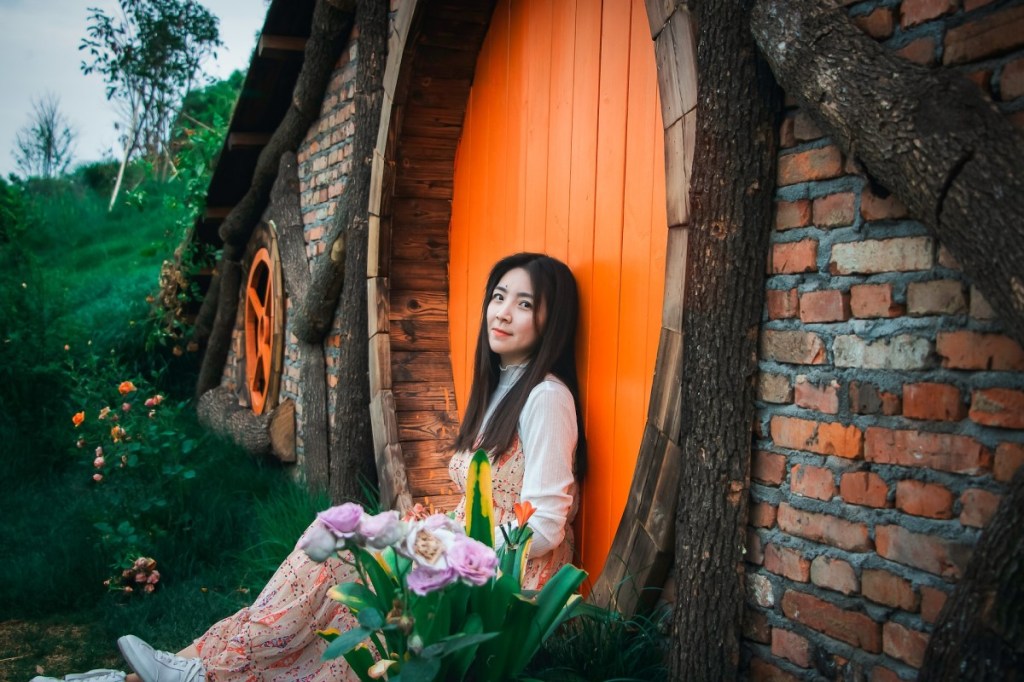 Girl at Hobbiton Village Experience. Source: Unsplash