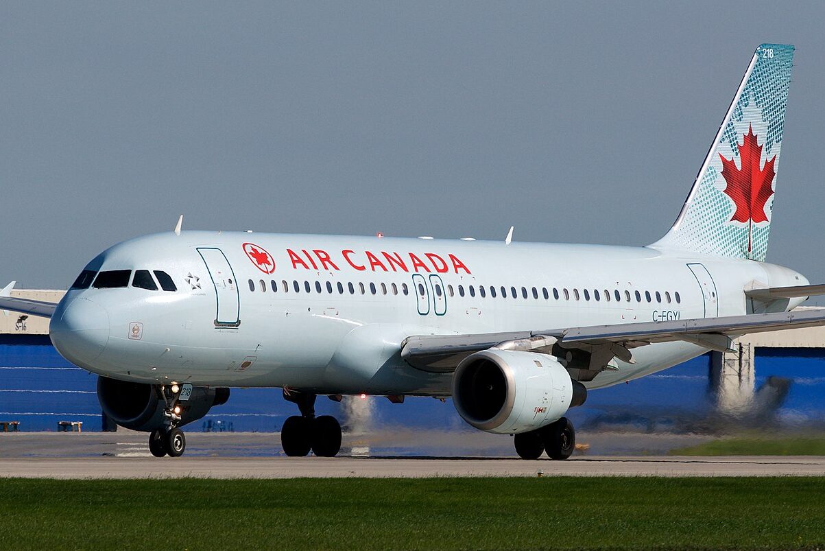 An Air Canada plane. briYYZ/Wikimedia Commons https://commons.wikimedia.org/wiki/File:Air_Canada,_Airbus_A320-200,_C-FGYL_%2824008848686%29.jpg