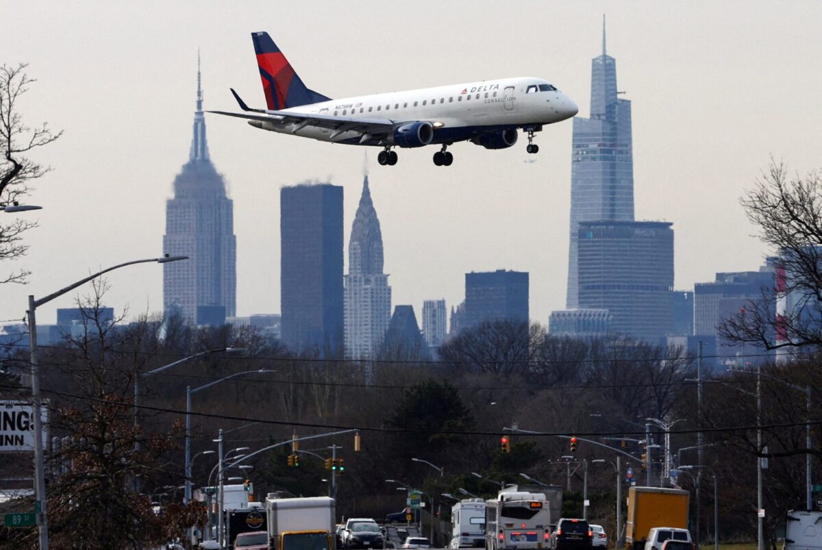 A Delta Airlines jet comes in for a landing in front of the Empire State Building and Manhattan skyline after flights earlier were grounded during an FAA system outage at Laguardia Airport, in New York City, New York, U.S., January 11, 2023. Photo by Mike Segar. Source: Reuters.