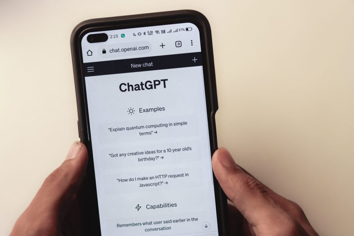 Almosafer is piloting the integration of AI chatbot ChatGPT on its mobile booking platform. Source: Almosafer.