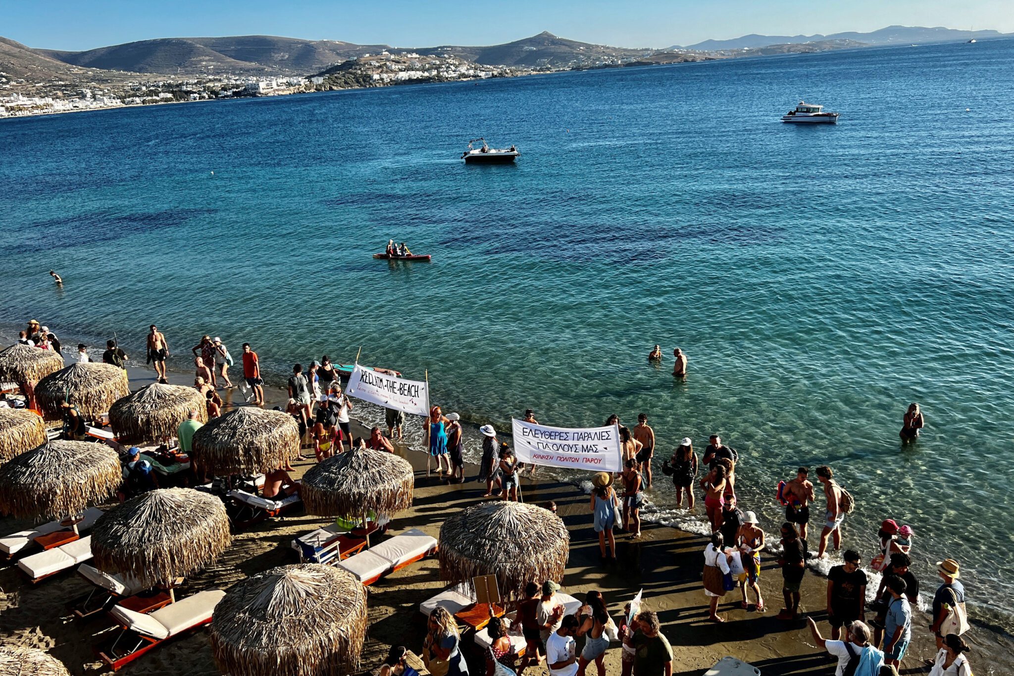Griekse ‘handdoekbeweging’ protesteert tegen golf van dure zonnebanken langs populaire stranden