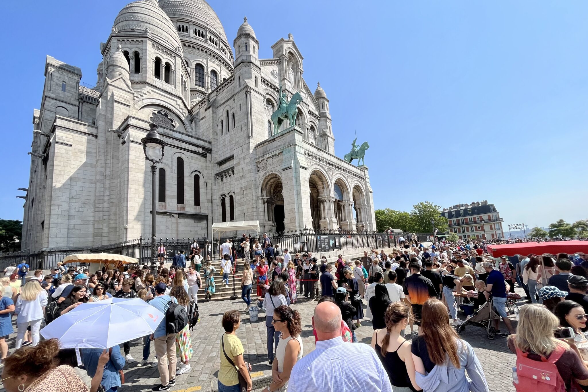 Tourists around Paris’ Basilica of Sacré Coeur de Montmartre.