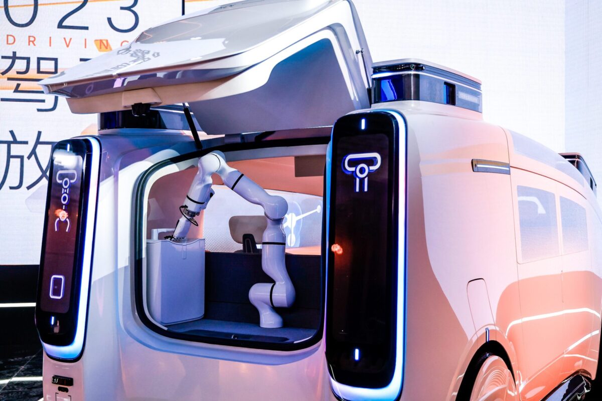 The DiDi Neuron robotaxi contains a robotic arm that can pick up luggage. 