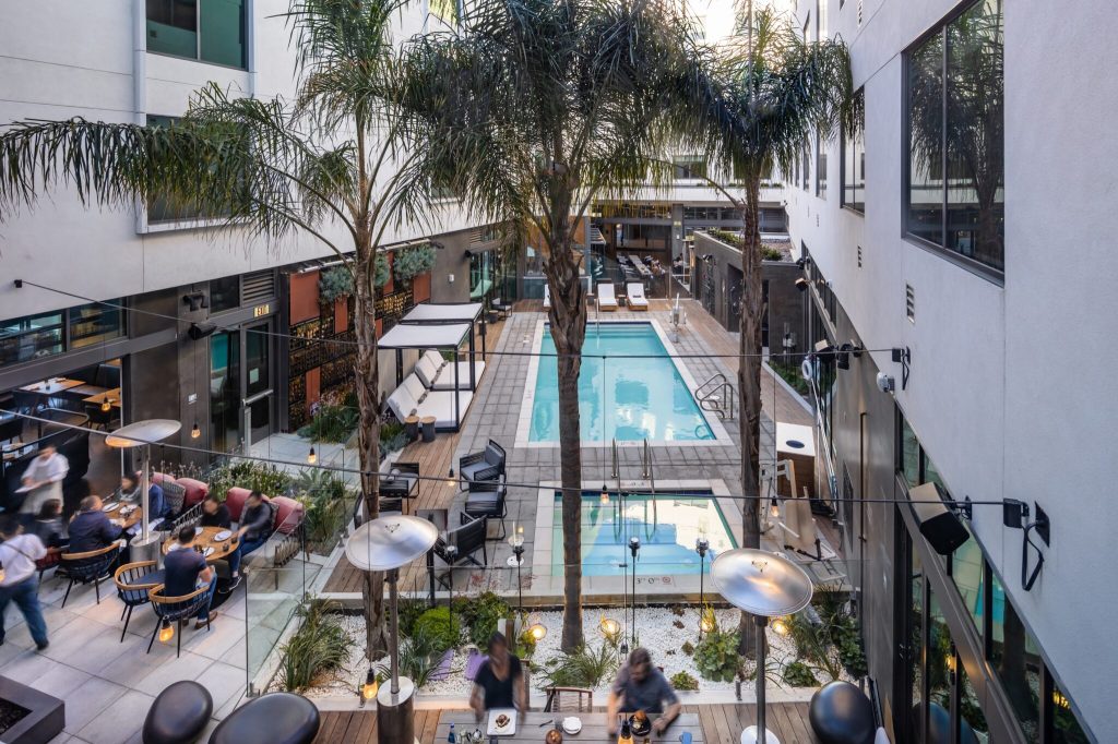 The pool and outdoor dining area at Shashi Hotel Mountain View.