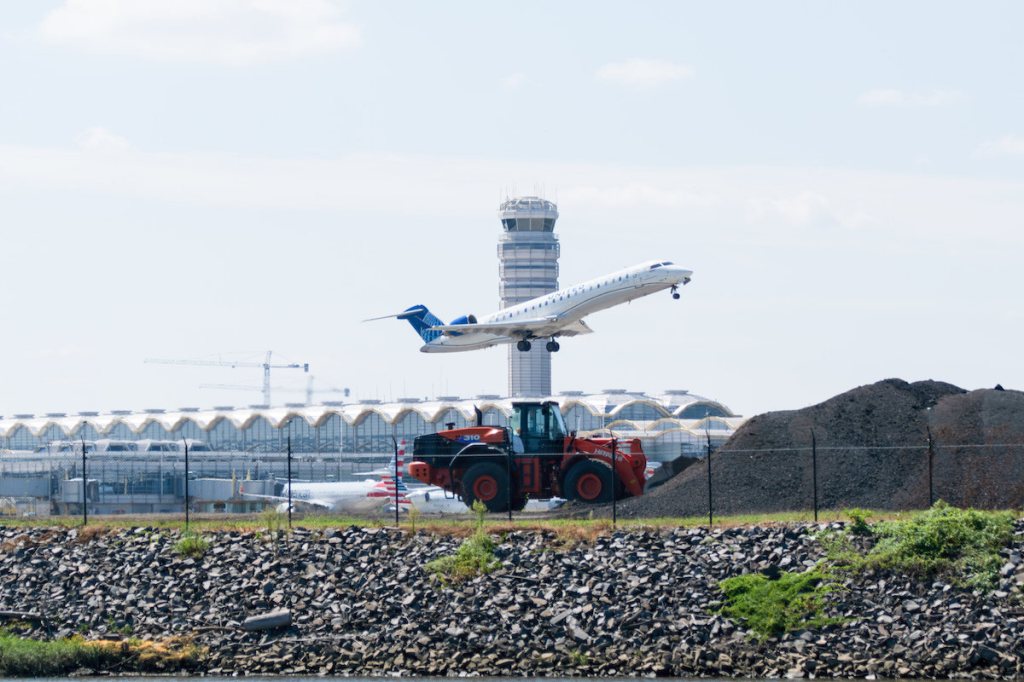 United Airlines Plane Takesoff from Washington Reagan National Airport