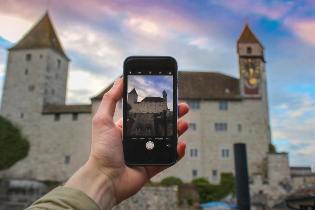 Travelers in front of a castle