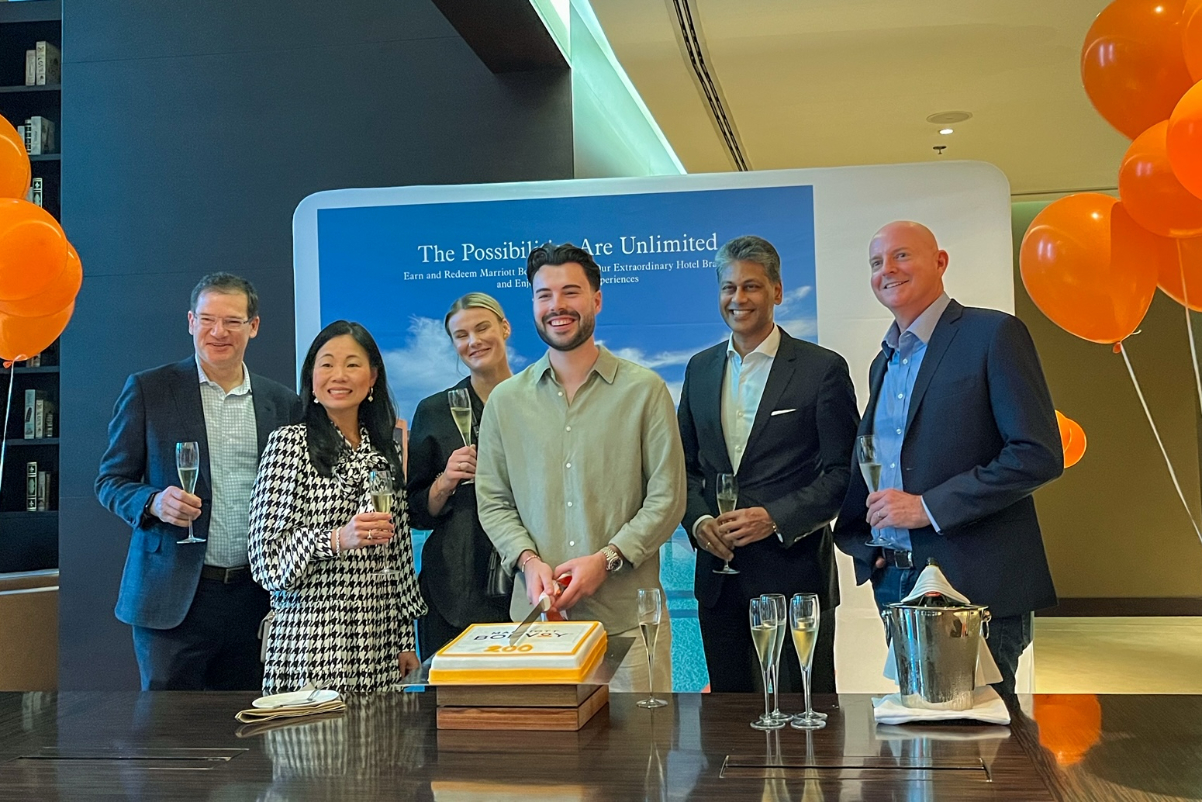 In the center, Nino and his partner Melissa who were on a 48 hour trip to Dubai to celebrate his birthday. Nino signed up for Marriott Bonvoy at the JW Marriott Marquis Hotel Dubai and became its 200 millionth and newest member enrolled. Source: Marriott. 