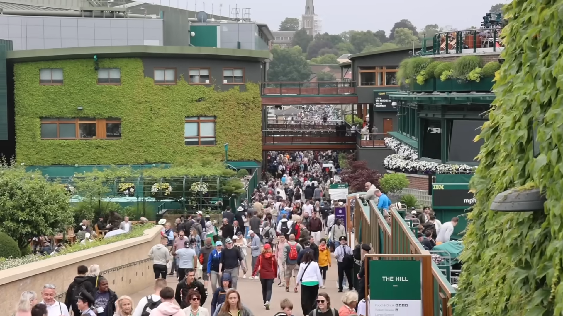 Expedia says hotels in the Wimbledon area that used Expedia sponsored listings saw a surge in revenue. Source: Paige Lorenze/Wikimedia Commons https://commons.wikimedia.org/wiki/File:Crowds_at_Wimbledon_2023_02.png 