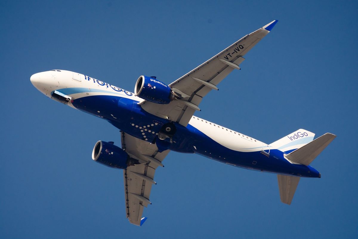 https://pixabay.com/photos/airplane-aeroplane-fly-sky-blue-4888386/